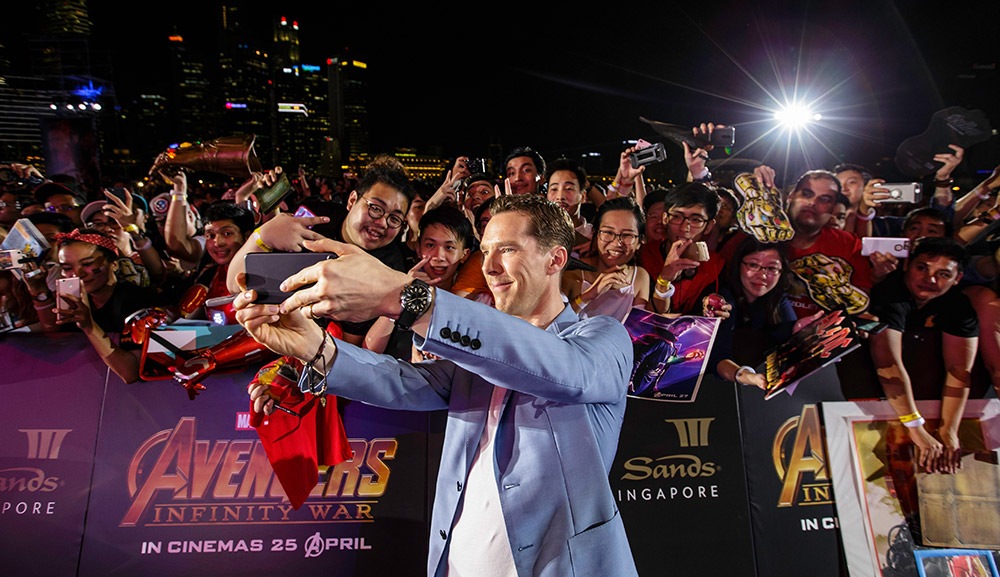 Cumberbatch 在紫毯上向粉丝做手势